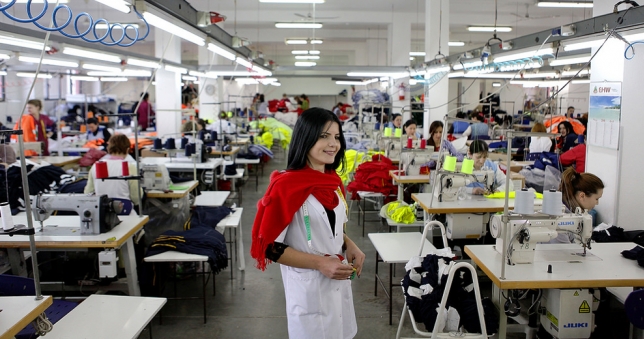 Industria fasone: mijra punonjës të privuar nga kushte të denja pune