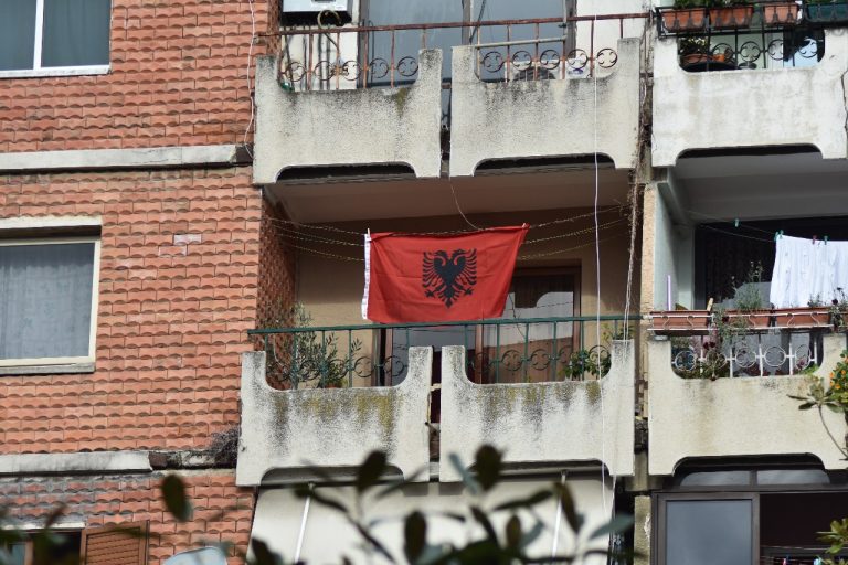 Një flamur në dritaret e Tiranës