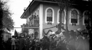 Foto e rrallë e ngritjes së flamurit në Shkodër më 1913