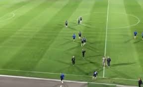 Tmerr në ndeshjen e futbollit, tifozët futen në fushë dhe përleshen për disa minuta