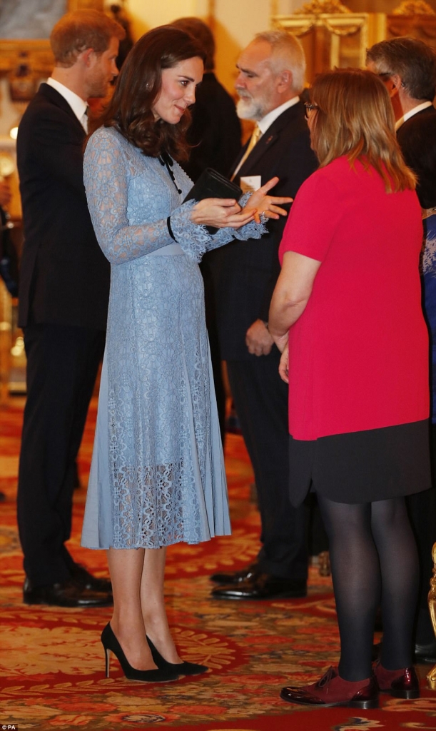 Më në fund Kate Middleton shfaqet me bark të rrumbullakosur