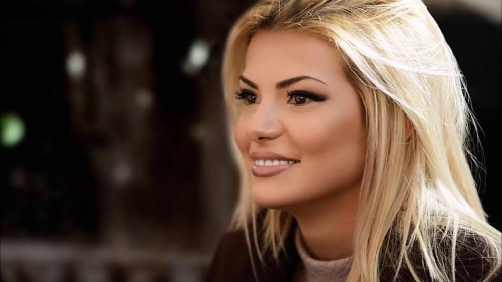 Marina Vjollca përlotet në skenë