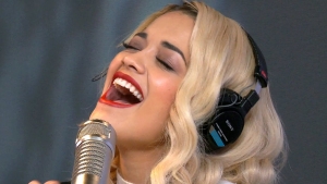 Rita Ora feston ditëlindjen në Afrikë/Ja surpriza që e la pa fjalë