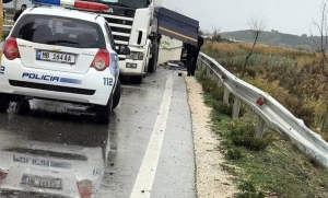 Mermeri zë poshtë automjetin, vdes një 24-vjeçare dhe tri të plagosur në Lushnjë