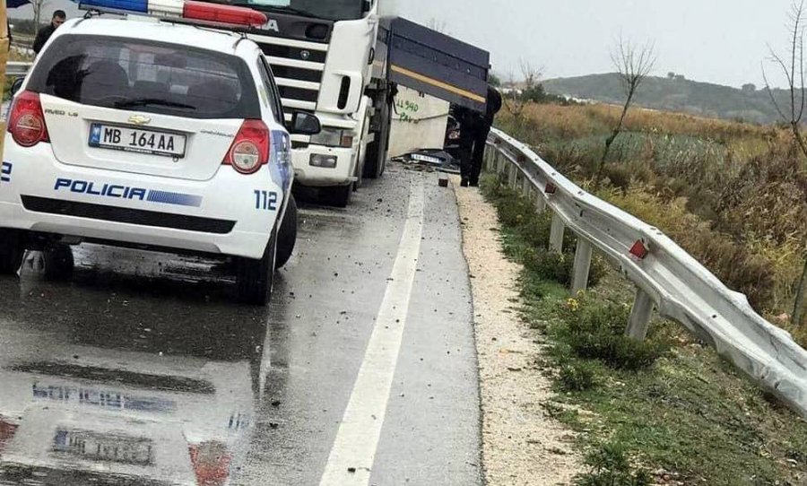 Mermeri zë poshtë automjetin, vdes një 24-vjeçare dhe tri të plagosur në Lushnjë