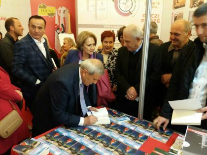Nis Panairi i Librit/ Namik Dokle promovon librin e tij