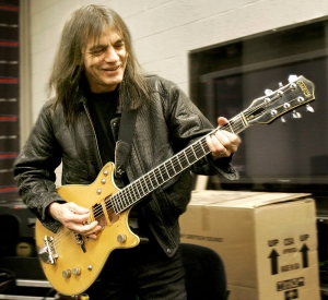 Ndërron jetë themeluesi i AC/DC Malcolm Young