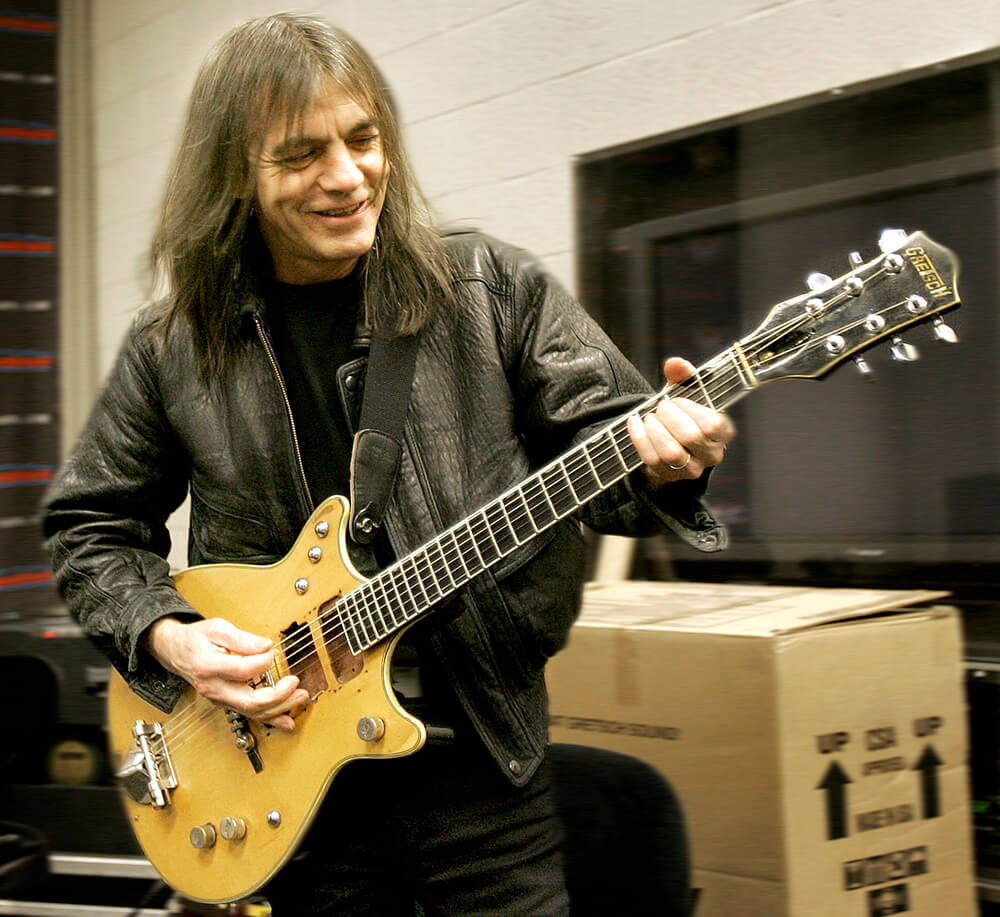 Ndërron jetë themeluesi i AC/DC Malcolm Young