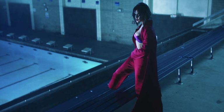 Çdo veshje e Selena Gomez në këngën ‘Wolves’
