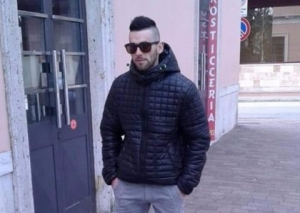 Emigranti shqiptar ther homoseksualin Italian