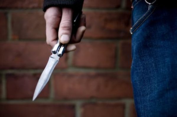 Plagosje brenda familjes në Elbasan, dy vëllezër godasin njëri-tjetrin me thika
