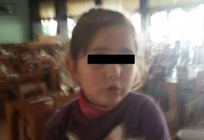 Vogëlushja braktiset në mes të Tiranës, policia: Na ndihmoni të gjejmë prindërit e saj