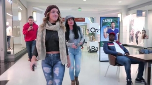 Njëra nga këto vajza është lakuriq, e dalloni cila? Askush nuk e ka gjetur