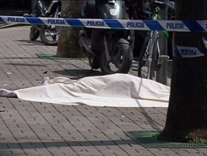 27-vjeçari hidhet nga kati i katërt i pallatit