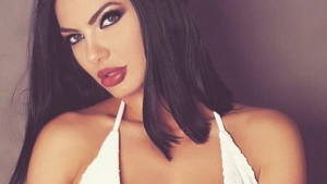 Zaimina e zhveshur nga vaska bën dedikim për të dashurin: ‘Më puth poshtë…’