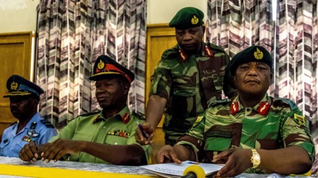 Ushtria del në rrugët e Zimbabve, por mohon se është grusht shteti