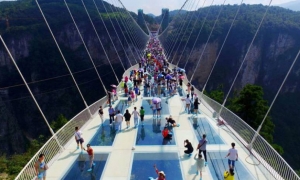 Ura më e gjatë në botë, prej xhami (Foto)