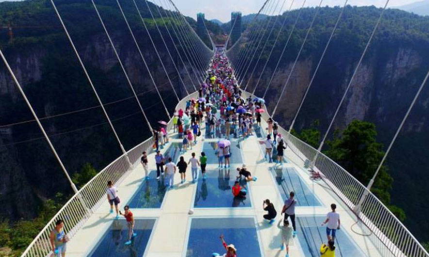 Ura më e gjatë në botë, prej xhami (Foto)