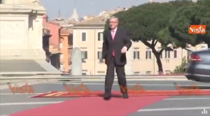 Jean Claud Juncker i dehur tapë, ja shfaqja e fundit e Presidentit të KE-së…