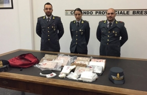Dy fëmijë shqiptarë kapen me 15 kg kokainë në çantën e shkollës