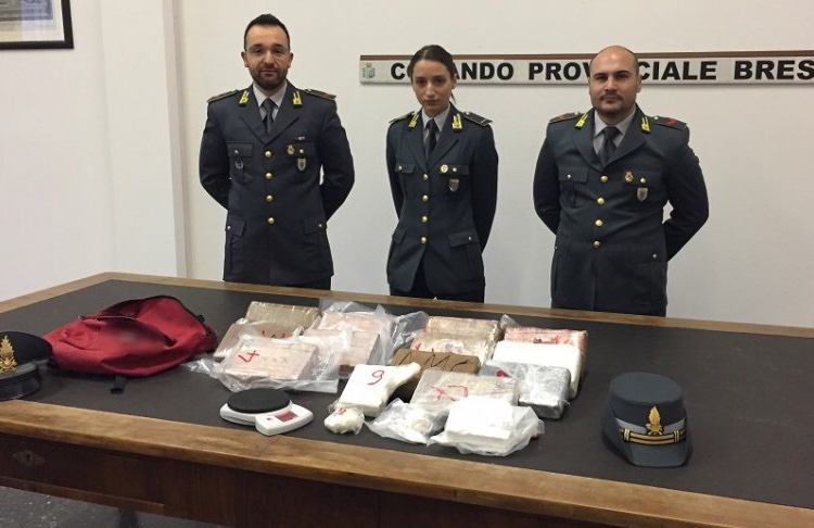 Dy fëmijë shqiptarë kapen me 15 kg kokainë në çantën e shkollës