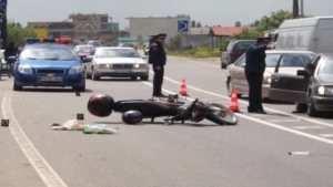 Drejtonte motomjetin i dehur, aksidentohet dhe plagoset, por nga spitali përfundon në Komisariat