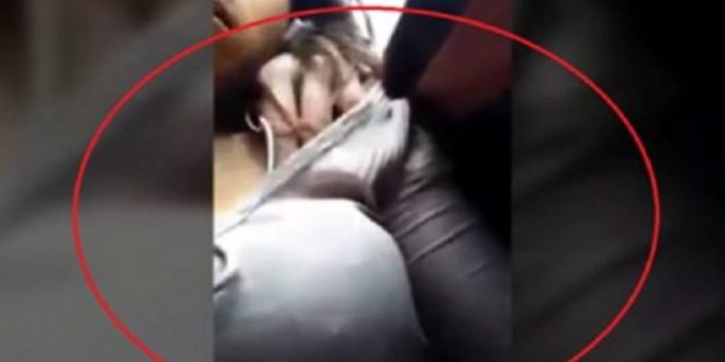 VIDEO – Teksa po flinte ne autobus, vajza ndjeu nje dore qe po i ferkonte gjoksin….