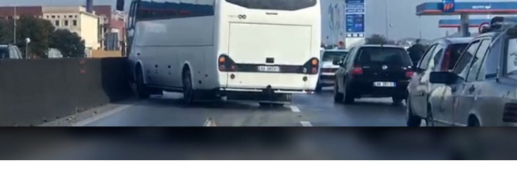 Sukth/ Aksident, autobusi përplaset me trafik ndarëse, ka …