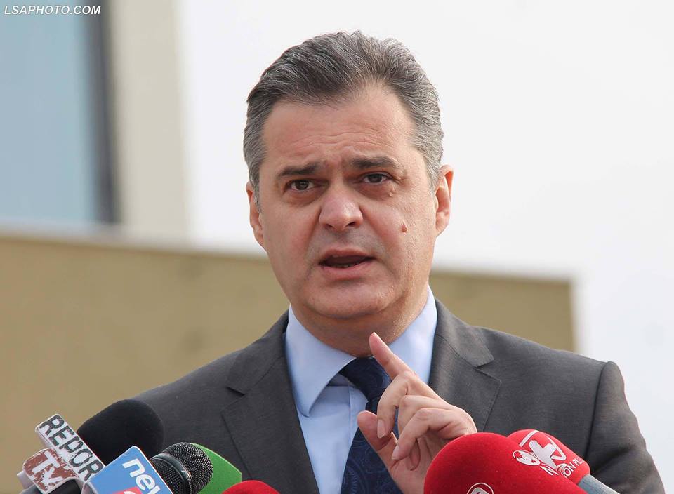 Blushi ironi  me ambasadorët: Flasin për numërim elektronik këta ambasadorë?!