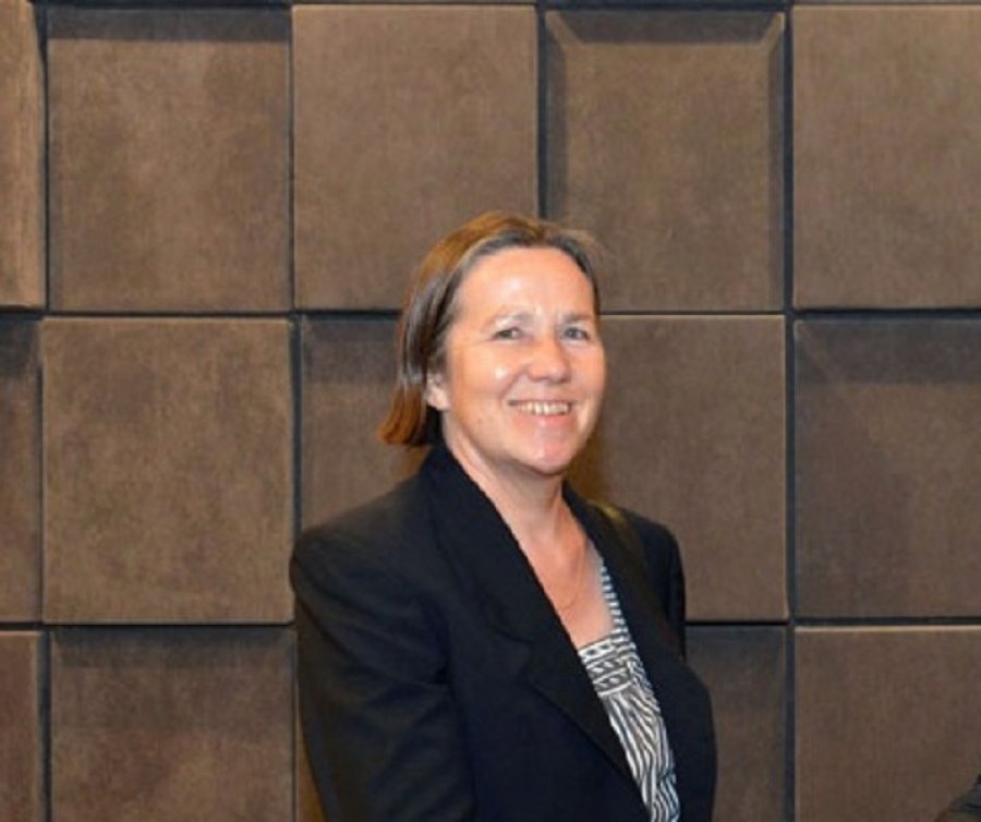 Ambasadorja franceze në Tiranë, Christine Vasak :  “Shtrini kembet sa keni jorganin…”