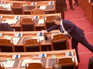 Kreu i grupit parlamentar të PS-së Taulant Balla u vodhi kartat deputeteve demokrate…