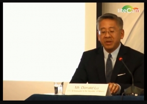VIDEO – Përpara jush, SHTZ ambasadori Donald Lu, Kalorësi i Drejtësisë… dhe sekser i Bankers Petroleum
