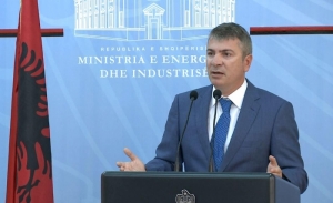 Ministri Damian Gjiknuri denoncon dy ish drejtorë dhe një drejtor.