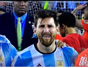 FOTO/ Persona të panjohur i thyejnë Messi-t të dyja këmbët