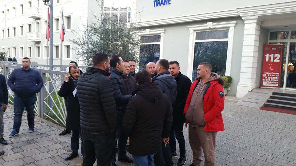 Protestuesit e arrestuar, deputetët e PD mësyjnë në Drejtorinë e Policisë