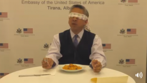 Seriozisht/Ambasadori Lu, lojë me babagjyshin….
