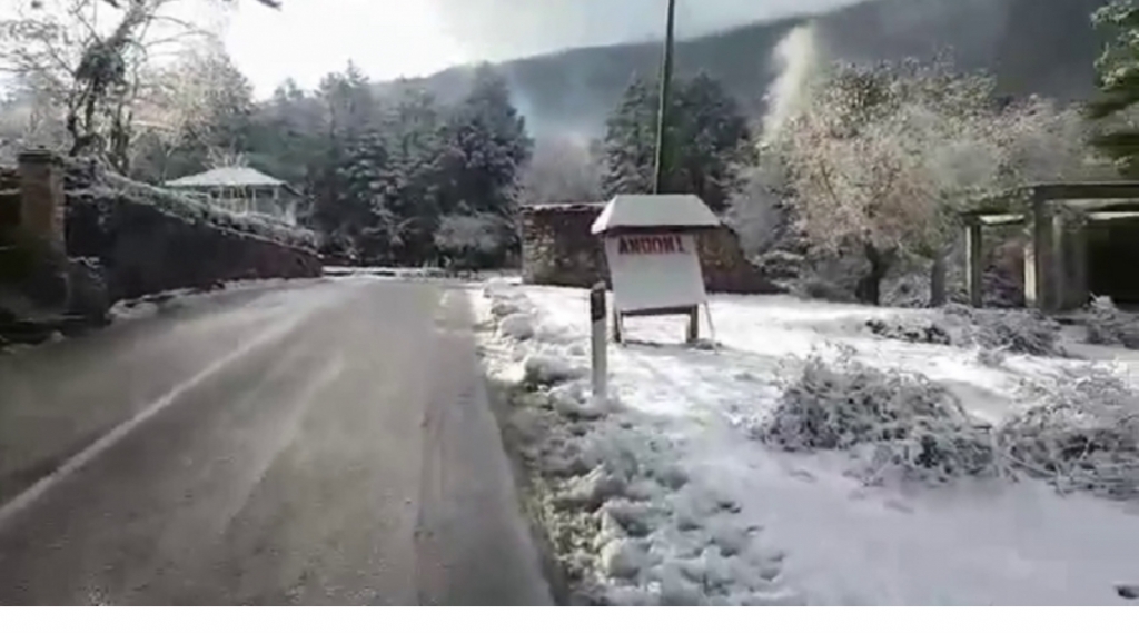Dëborë  në Llogara, vështirësi në lëvizjen e makinave