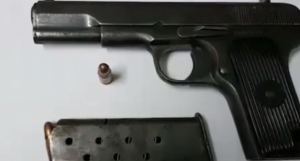 Kanosi me arme mamanë dhe vëllain: arrestohet 25-vjeçari nga Kashari