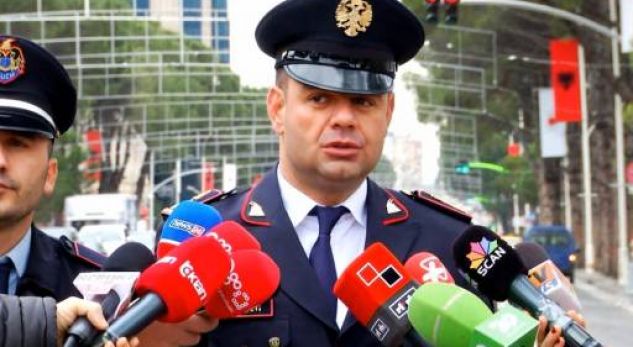 Flet shefi i policisë i rrugore: Pini alkool per festa…