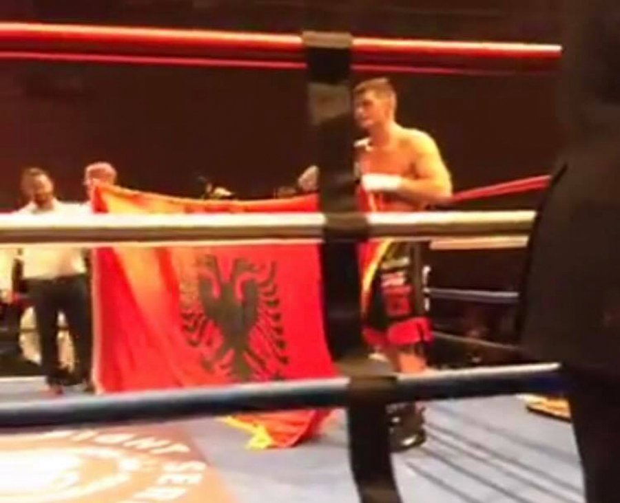 Foto  / Kristian Prenga shpallet kampion bote ne kickbox