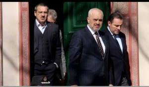 Edi Rama i ka shitur të gjithë, i përdor dhe i flak duke ia faturuar dështimet e tij.