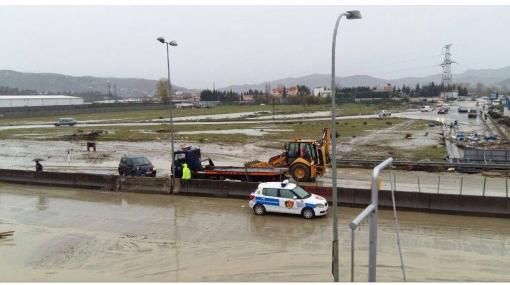Foto ku  shihen makina të bllokuara nga uji si dhe mbeturina pa fund.