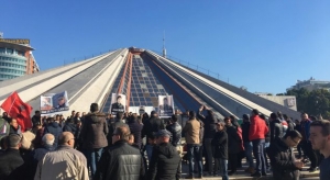 Vdekja e 23-vjeçarit në Francë, qytetarët dalin në protestë para Piramidës