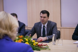 Basha takim me 5 ambasadorë të BE-së, zbardhet takimi. Ja çfarë bisedoi kreu i PD