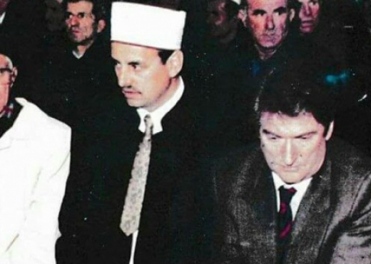 FOTO/Kur Sali Berisha falej në xhami