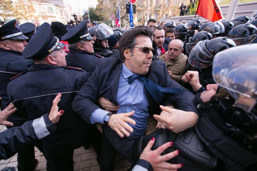 Deklarata e BE ne nje linje me Donald Lu: Edhe pse shkelet kushtetuta, nuk duhet te kete dhune por pergjegjesi prej lidershipi