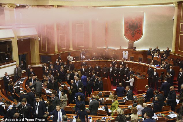 Protesta e opozitës, PD i përgjigjet Ruçit: Brenda Kuvendit janë vrarë deputetë