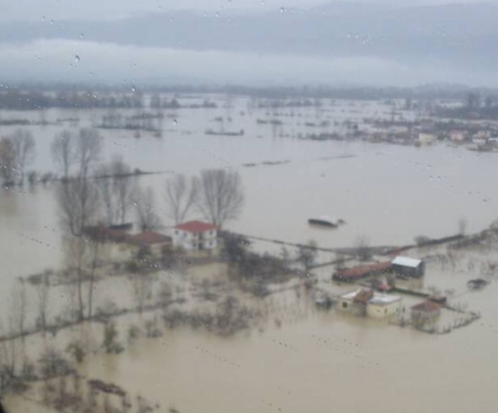 VIDEO/Berisha i tregon  një fshat të humbur në ujë dhe që nuk e di Rama