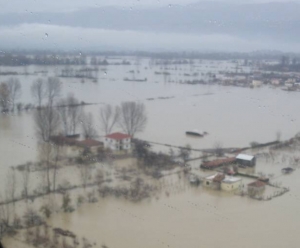 VIDEO/Berisha i tregon  një fshat të humbur në ujë dhe që nuk e di Rama