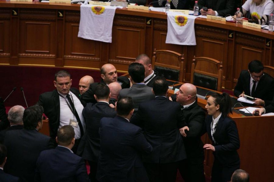 Deputetët e PD-së në aksion, çfarë pritet të ndodhë sot